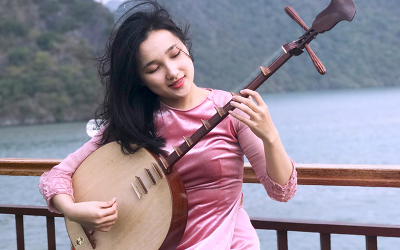 Phong Cách Đàn Kìm Độc Đáo và Kỹ Thuật Biểu Diễn