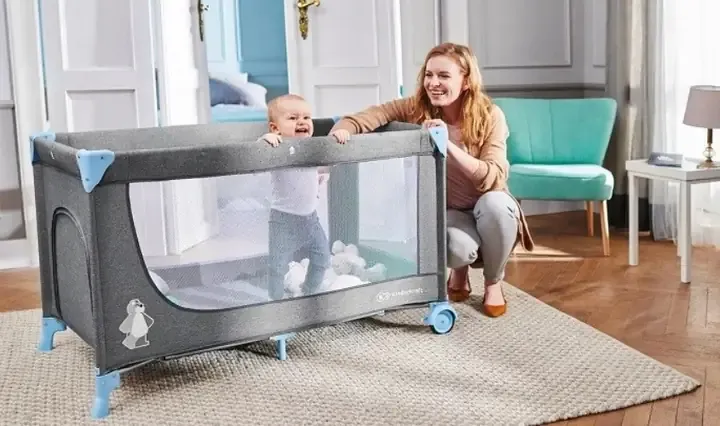 Hình ảnh một người mẹ đang nhẹ nhàng ru con ngủ với bối cảnh làng quê miền Trung