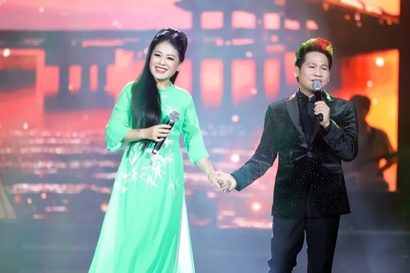 Alt text: Một nhóm bạn trẻ đang vui vẻ hát karaoke trong không gian sôi động, với nhiều micro và màn hình hiển thị lời bài hát