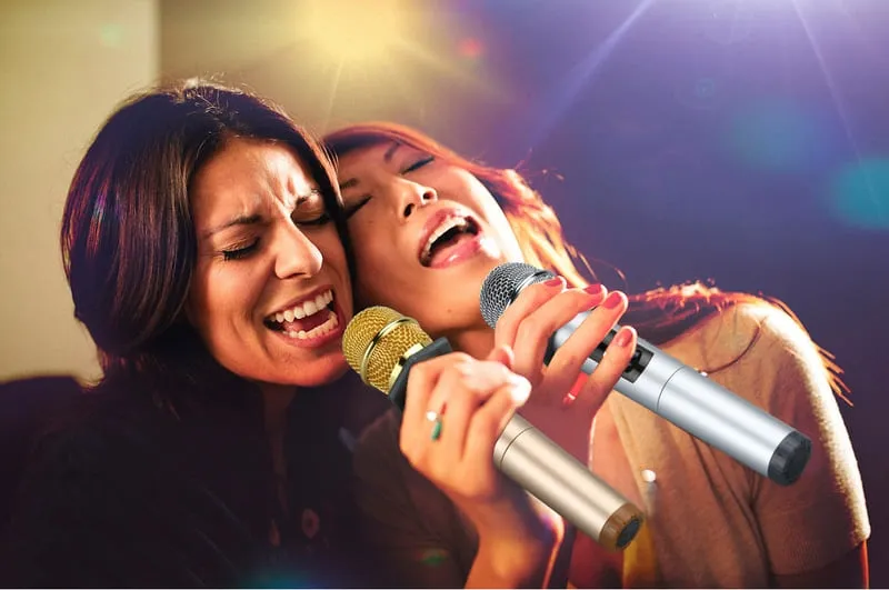 Alt text: Quang cảnh một làng quê Việt Nam yên bình với cây đa, bến nước, mái đình, gợi nhớ về tình yêu quê hương