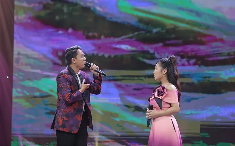 Alt text: Một cặp đôi đang vui vẻ hát song ca, thể hiện sự đồng điệu và tình cảm lãng mạn