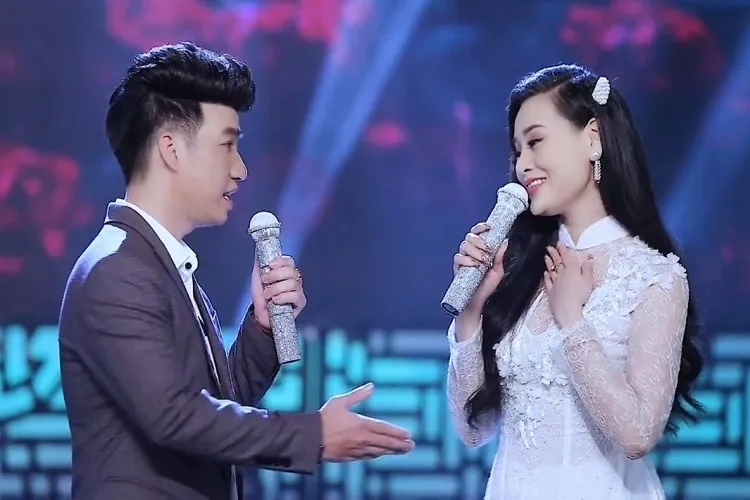 Alt text: Hai người đang hát karaoke cùng nhau, thể hiện niềm vui và sự gắn kết qua âm nhạc