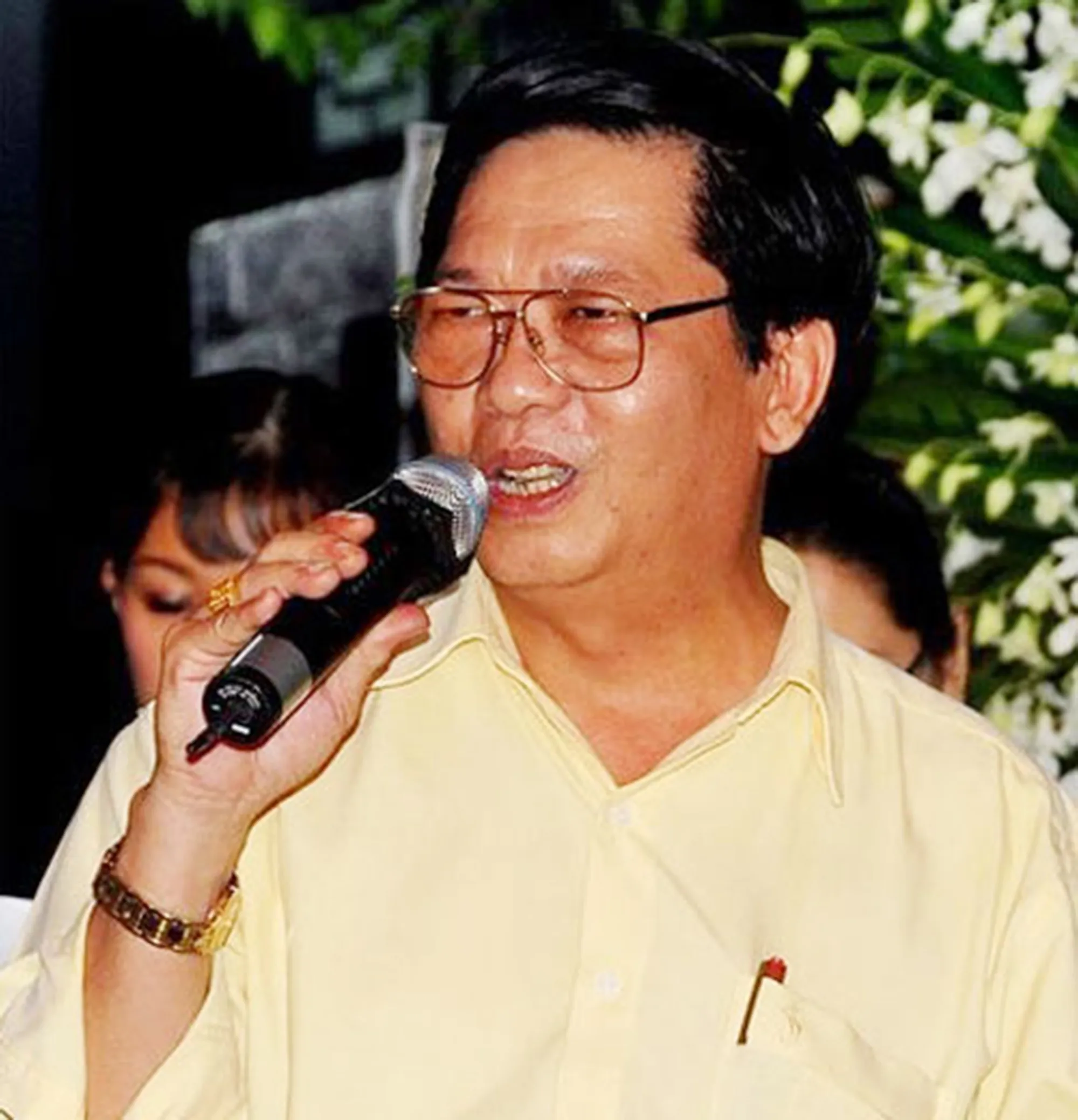 Nhạc sĩ Vũ Hoàng và hình ảnh liên quan đến bài hát "Bụi Phấn"