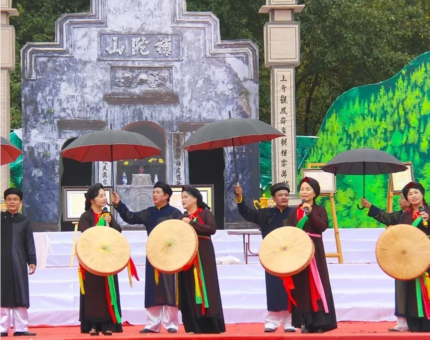 Người quan họ hát giao duyên trên thuyền