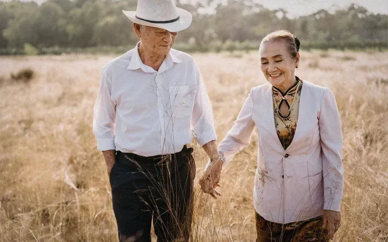 STT Chúc Mừng Sinh Nhật Vợ: Chúc em luôn luôn “vui vẻ, tươi trẻ, mạnh khoẻ, tính tình mát mẻ, cuộc đời suôn sẻ” và luôn luôn “tươi cười, yêu đời, ngời ngời sức sống”