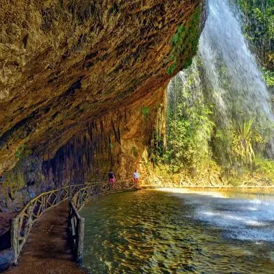 Thác Prenn vào mùa mưa chảy mạnh và hùng vĩ, mang màu phù sa