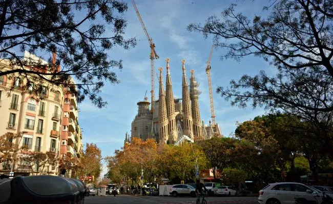 Thành phố Barcelona vẫn có nắng vào mùa đông, với kiến trúc hiện đại và đường phố thoáng đãng