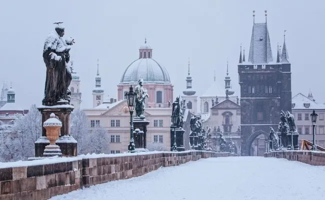 Thành phố Prague vào mùa đông, với những kiến trúc cổ kính nổi bật dưới ánh đèn