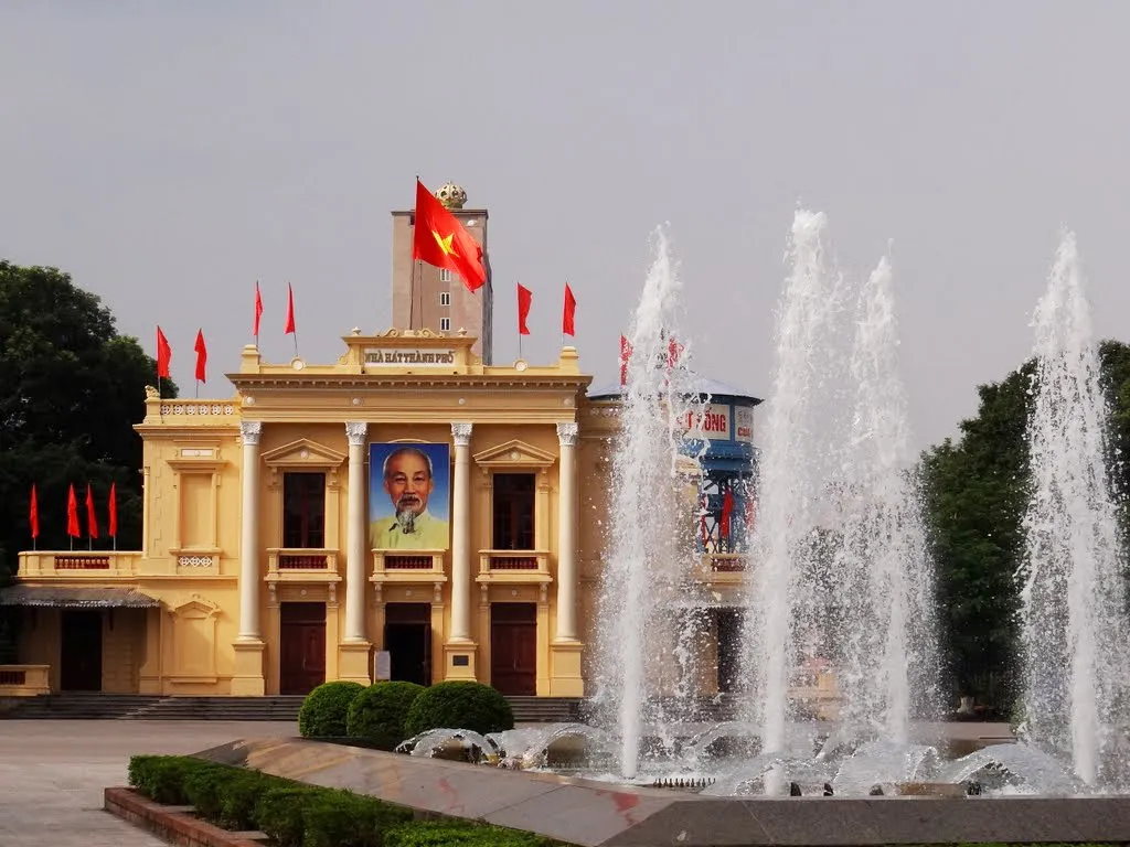 Toàn cảnh hình ảnh của Nhà hát Lớn Hải Phòng cùng quảng trường rộng lớn, vườn hoa và đài phun nước nghệ thuật, tạo nên một không gian công cộng ấn tượng.
