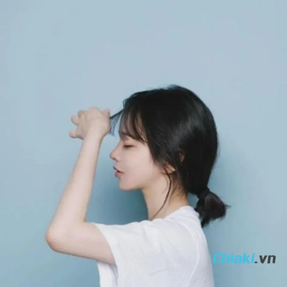 Tóc ngắn buộc thấp