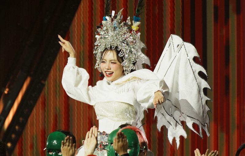 Hề - Phương Mỹ Chi
