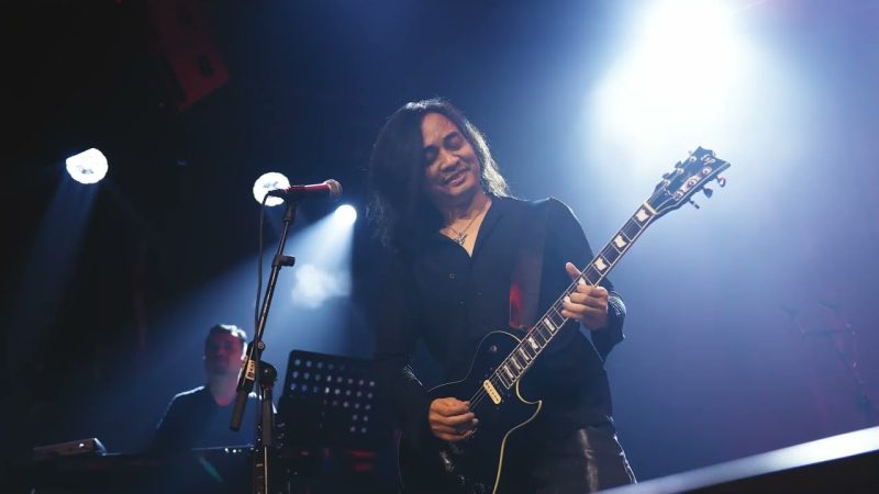 Bông hồng thủy tinh - Bức Tường