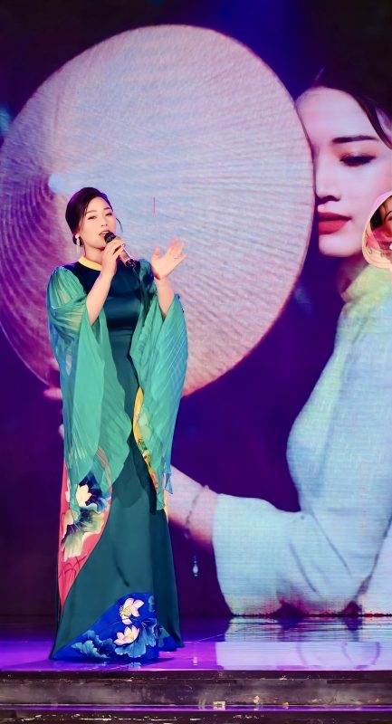Em Là Cô Gái Việt Nam - Hương Giang