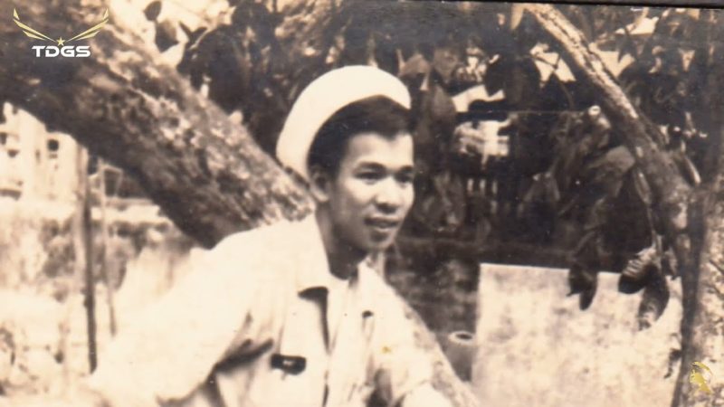 Vùng biển trời và màu áo em - Chế Linh